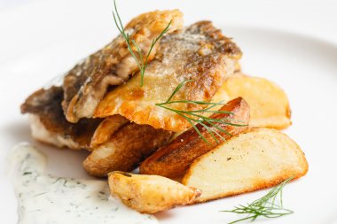 kızarmış balık patates ile