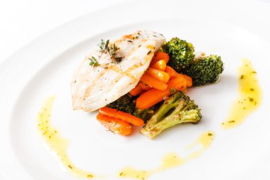 tabakta sebze ile balık접시에 야채와 생선