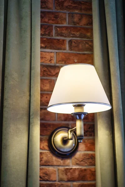 Lampada in camera d'albergo — Foto Stock