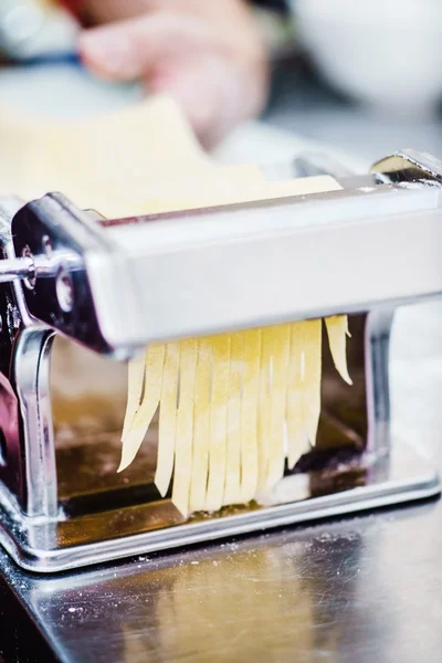 Шеф-повар готовит макароны на лапше — стоковое фото
