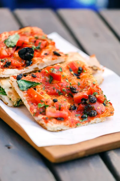 Italiensk pizza på bord — Stockfoto