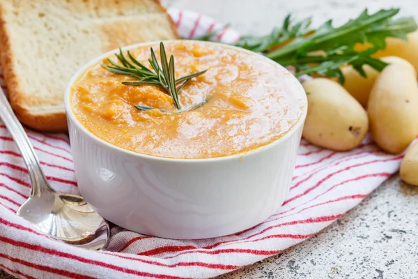 Сливочный суп с хлебом — стоковое фото