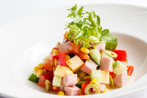 Salada saborosa em prato — Fotografia de Stock