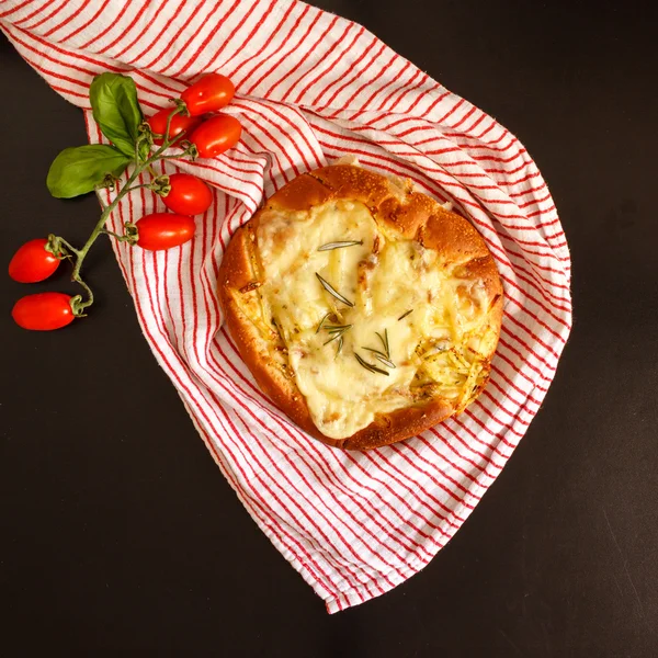Пирог с сыром и помидорами — стоковое фото