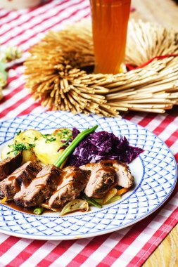 Kızarmış biftek ve patates.