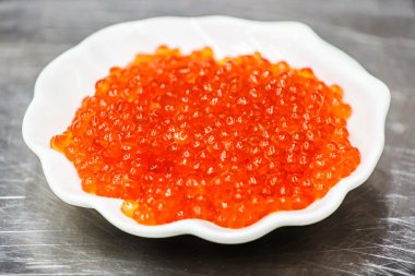 plaka üzerinde kırmızı havyar