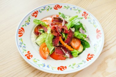 Tabakta sebze salatası