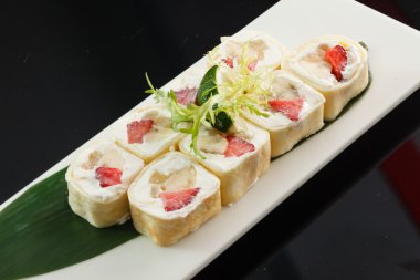 lezzetli suşi plaka üzerinde