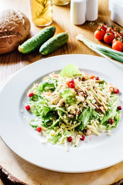 Färska välsmakande sallad — Stockfoto