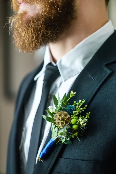 Élégant marié avec boutonnière florale — Photo