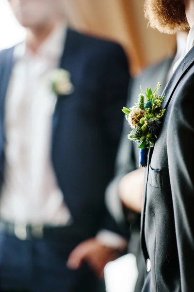 Elegante bruidegom met bloemen Corsages — Stockfoto