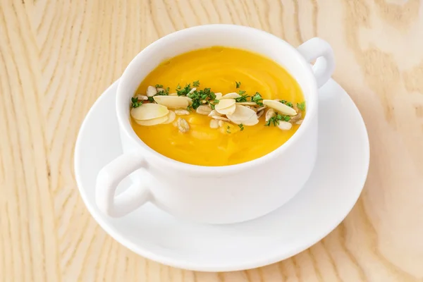 Суп из тыквенного крема с миндалем — стоковое фото