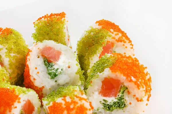 有鲑鱼和鱼子酱的寿司卷 — 图库照片
