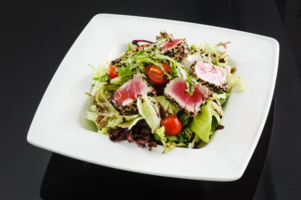 Japanese tuna salad on plate — Stock Photo, Image