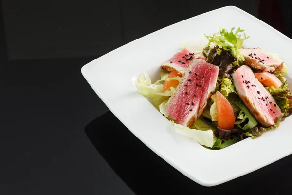 Japanese tuna salad on plate — Stock Photo, Image