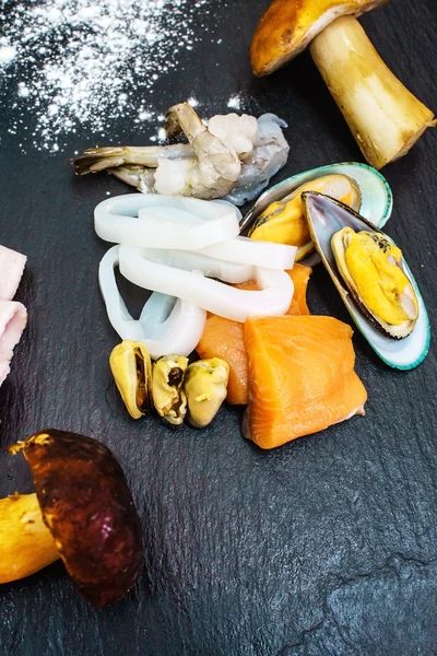 Ingredientes frescos para ensalada de mariscos — Foto de Stock