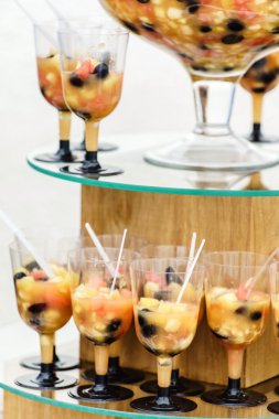 Konuklar gözlük için gıda catering