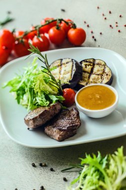 biftek sebze ve sos ile