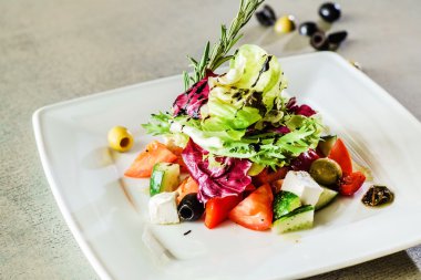 Beyaz peynirli Yunan salatası.