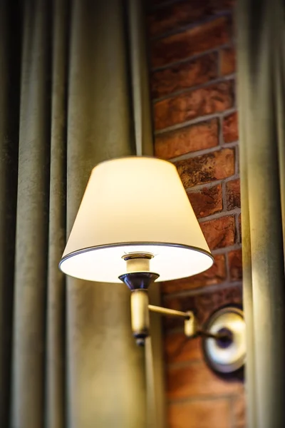 Lampe dans la chambre d'hôtel — Photo