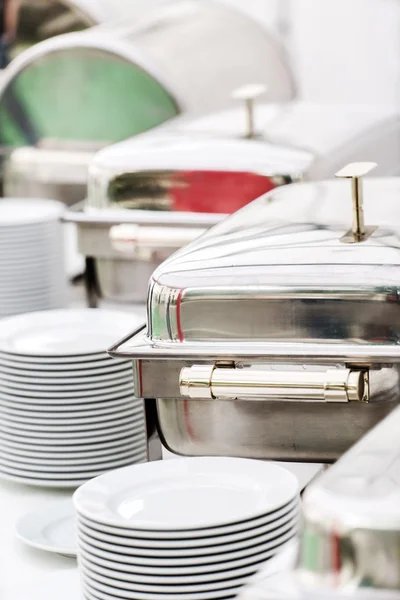 Clean plates and catering food — Stock Photo, Image