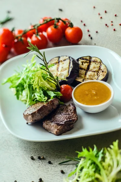 biftek sebze ve sos ile