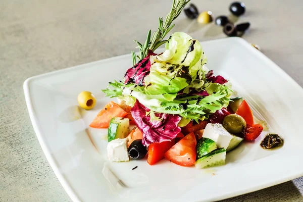 Salada grega com queijo feta — Fotografia de Stock