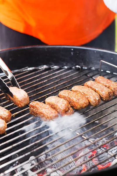 Mann kocht gegrillten Kebab — Stockfoto