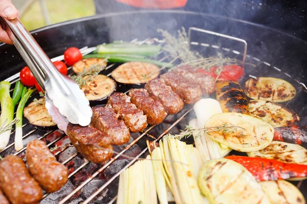 Grilled kebab and vegetables — Stock Photo, Image