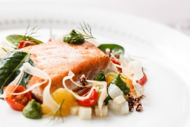 Tabakta sebze ile Somon