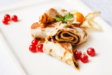 Çikolata ve çilek ile Pancakes