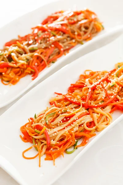 Tagliatelle asiatiche con verdure — Foto Stock