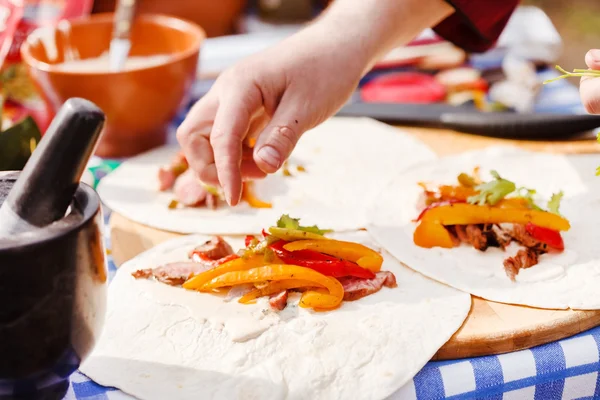 Chef haciendo tortillas con verduras —  Fotos de Stock