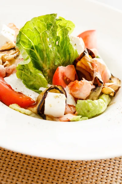 Salat mit Schinken und Gemüse — Stockfoto