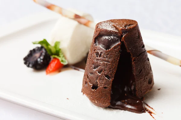 Pastel de chocolate con helado — Foto de Stock