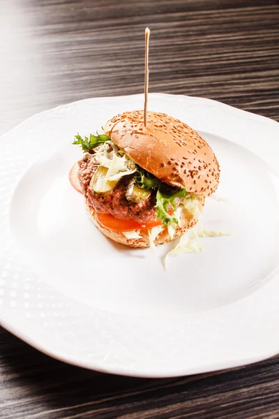 Hamburger savoureux sur la table — Photo