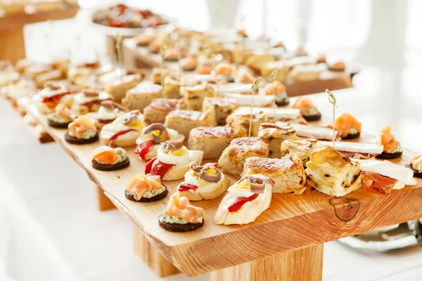 Catering voedsel voor gasten — Stockfoto