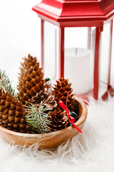 Kerstversiering met kegels en lantaarn — Stockfoto