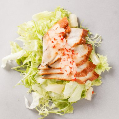 plaka üzerinde yılan balığı salatası