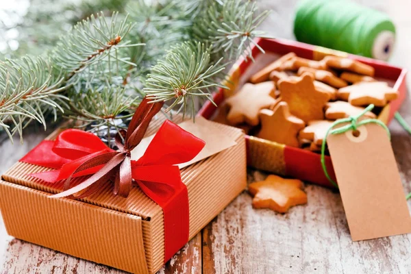 Regalo de Navidad con galletas — Foto de Stock