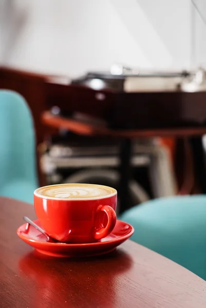 Xícara de cappuccino na mesa — Fotografia de Stock