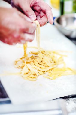 Erkek Şef makarna yapma