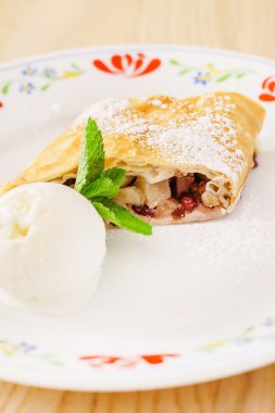 dondurma ve nane ile Apple strudel