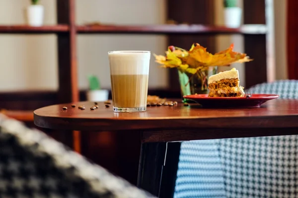 Petit déjeuner sain avec cappuccino et gâteau — Photo