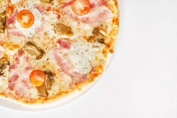 Italiensk pizza med skinka skivor — Stockfoto