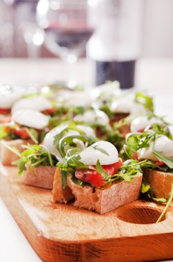 Domates, mozzarella ve roka sandviç