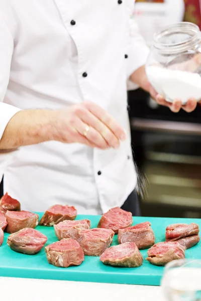 Manos de chef masculino — Foto de Stock