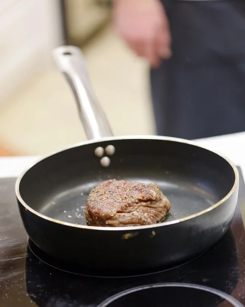 Préparation du steak sur la casserole — Photo