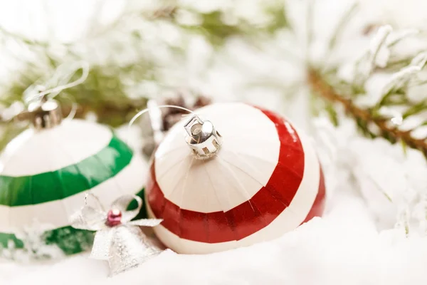 Bolas de Navidad en la nieve — Foto de Stock