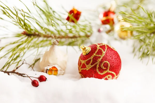 Boules de Noël dans la neige — Photo